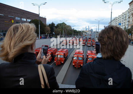 Moskau, Russland. 14 Sep, 2019. Die Menschen nehmen Bilder von einer Parade von kommunalen service fahrzeuge im Zentrum von Moskau, Russland, an Sept. 14, 2019. Über 700 Fahrzeuge nahmen an der städtischen Dienst Fahrzeug Parade am Samstag. Credit: Alexander Zemlianichenko Jr/Xinhua Stockfoto