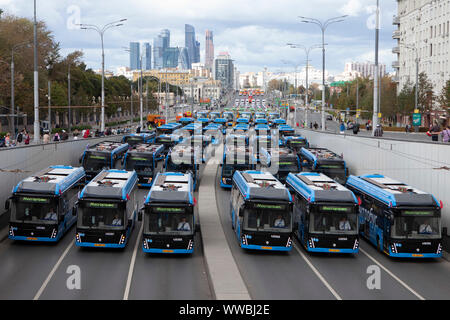 Moskau, Russland. 14 Sep, 2019. Städtische Busse nehmen an einer Parade von kommunalen service fahrzeuge im Zentrum von Moskau, Russland, an Sept. 14, 2019. Über 700 Fahrzeuge nahmen an der städtischen Dienst Fahrzeug Parade am Samstag. Credit: Alexander Zemlianichenko Jr/Xinhua Stockfoto