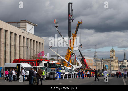 Moskau, Russland. 14 Sep, 2019. Kommunale Fahrzeuge sind auf dem Display im Zentrum von Moskau, Russland, Sept. 14, 2019. Über 700 Fahrzeuge nahmen an der städtischen Dienst Fahrzeug Parade am Samstag. Credit: Alexander Zemlianichenko Jr/Xinhua Stockfoto