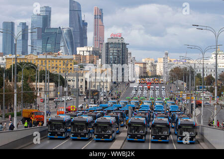 Moskau, Russland. 14 Sep, 2019. Städtische Busse nehmen an einer Parade von kommunalen service fahrzeuge im Zentrum von Moskau, Russland, an Sept. 14, 2019. Über 700 Fahrzeuge nahmen an der städtischen Dienst Fahrzeug Parade am Samstag. Credit: Alexander Zemlianichenko Jr/Xinhua Stockfoto