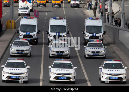 Moskau, Russland. 14 Sep, 2019. Kommunale Polizei Fahrzeuge nehmen an einer Parade von kommunalen service fahrzeuge im Zentrum von Moskau, Russland, an Sept. 14, 2019. Über 700 Fahrzeuge nahmen an der städtischen Dienst Fahrzeug Parade am Samstag. Credit: Alexander Zemlianichenko Jr/Xinhua Stockfoto