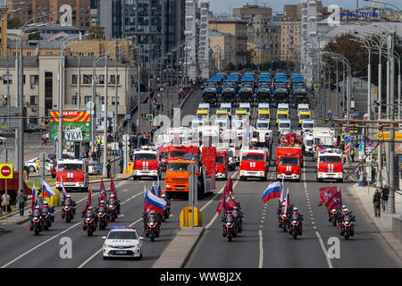 Moskau, Russland. 14 Sep, 2019. Kommunale Fahrzeuge nehmen an einer Parade im Zentrum von Moskau, Russland, an Sept. 14, 2019. Über 700 Fahrzeuge nahmen an der städtischen Dienst Fahrzeug Parade am Samstag. Credit: Alexander Zemlianichenko Jr/Xinhua Stockfoto