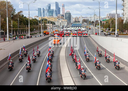 Moskau, Russland. 14 Sep, 2019. Kommunale Fahrzeuge nehmen an einer Parade im Zentrum von Moskau, Russland, an Sept. 14, 2019. Über 700 Fahrzeuge nahmen an der städtischen Dienst Fahrzeug Parade am Samstag. Credit: Alexander Zemlianichenko Jr/Xinhua Stockfoto