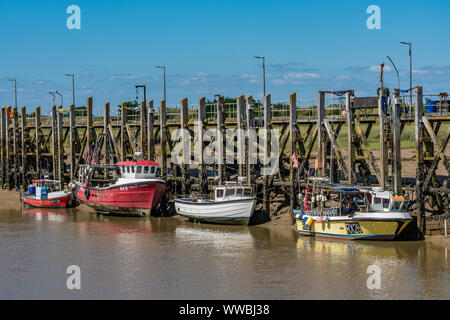 Roggen, Großbritannien - 29 Juli: Fischerboote im Hafen in der Altstadt von Roggen angedockt am 29. Juli., 2019 in Roggen Stockfoto