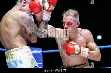 Berlin, Deutschland. 14 Sep, 2019. Boxen: WM, Superleicht, IBO, Müller (Deutschland) - Ponce (Argentinien). Rico Müller (r) gegen Jeremia Ponce. Credit: Andreas Gora/dpa/Alamy leben Nachrichten Stockfoto