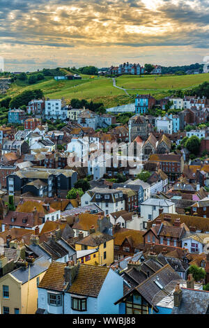 HASTINGS, GROSSBRITANNIEN - Juli 29: Blick auf die Altstadt von Hastings und die West Hill bei Sonnenuntergang am Juli 29, 2019 in Hastings Stockfoto