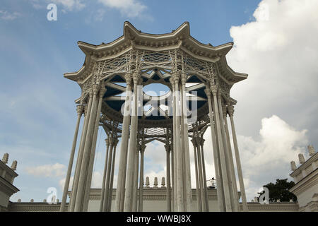 Usbekistan Pavillon im Messegelände VDNH (Ausstellung der Errungenschaften der Volkswirtschaft) in Moskau, Russland. Der Ausstellungspavillon von sowjetischen Architekt Stefan Polupanov wurde 1954 gebaut. Es war auch später als die sowjetische Kultur Pavillon verwendet. Stockfoto