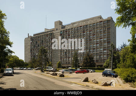 Modernistischen Gebäude Unité d'Habitation (Gehäuse) konzipiert vom Schweizer Architekten Le Corbusier (1964) in Firminy, in der Nähe von Lyon, Frankreich. Stockfoto