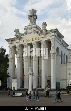 Sibirien Pavillon, die jetzt als die Armenien Restaurant im Messegelände VDNH (Ausstellung der Errungenschaften der Volkswirtschaft) in Moskau, Russland. Der Ausstellungspavillon von sowjetischen Architekten Rudolf Kliks und Valery Taushakanov wurde 1954 gebaut. Es war auch später als der Steinkohlenbergbau Pavillon und der Kraftstoffindustrie Pavillon verwendet. Stockfoto