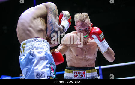 Berlin, Deutschland. 14 Sep, 2019. Boxen: WM, Superleicht, IBO, Müller (Deutschland) - Ponce (Argentinien). Rico Müller (r) gegen Jeremia Ponce. Credit: Andreas Gora/dpa/Alamy leben Nachrichten Stockfoto