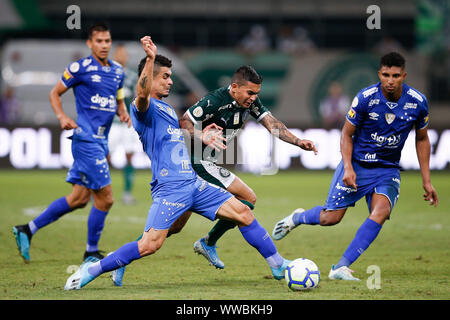 Sao Paulo, Brasilien. 14. September 2019. PALMEIRAS X CRUZEIRO - Egidio tun Cruz fouls Dudu tun Palmeiras bei einem Match zwischen Palmeiras vs Cruzeiro gültig für Runde 19 der brasilianischen Meisterschaft 2019, bei der Allianz Parque statt, in São Paulo/SP auf Samstag Nacht (14). (Foto: Marcelo Machado de Melo/Fotoarena) Credit: Foto Arena LTDA/Alamy leben Nachrichten Stockfoto