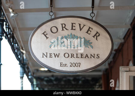 New Orleans, USA - 23. April 2018: Nahaufnahme des hängenden Zeichen für Ewigkeit New Orleans lokale Boutique Shop oder Shop mit Souvenirs, Geschenke und Bekleidung Ich Stockfoto