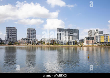 Rhodes Vorort von Sydney high rise Apartments entlang der Parramatta River, Sydney, Australien Stockfoto