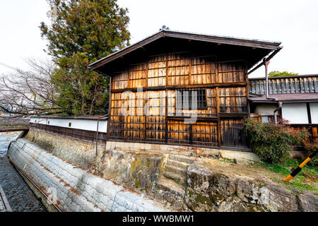 Japanische ländlichen historischen Takayama, Japan Stadt in der Präfektur Gifu mit traditionellen machiya Holz- häuser und auf der Straße mit Brücke Schuppen über Berg Ena Stockfoto