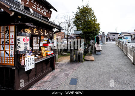 Takayama, Japan - 7. April 2019: garküche oder Kiosk shop shop Verkauf von Gegrilltem mochi dango Reis Dessert auf der Straße mit Bürgersteig in der historischen Stadt am Gif Stockfoto