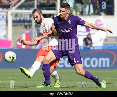 Florenz, Italien. 14 Sep, 2019. Die Fiorentina Nikola Milenkovic (R) Mias mit FC Juventus' Gonzalo Higuain während der Serie ein Fußballspiel zwischen Fiorentina und Juventus in Florenz, Italien, Sept. 14, 2019. Credit: Alberto Lingria/Xinhua Quelle: Xinhua/Alamy leben Nachrichten Stockfoto