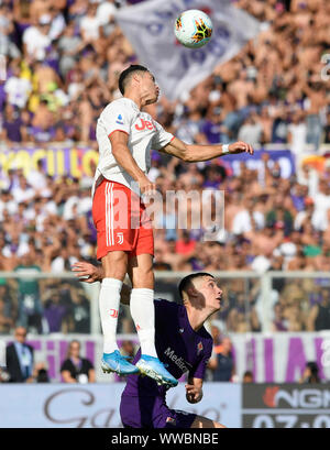 Florenz, Italien. 14 Sep, 2019. Die Fiorentina Nikola Milenkovic (R) Mias mit FC Juventus' Cristiano Ronaldo in der Serie A Fußball Spiel zwischen Fiorentina und Juventus in Florenz, Italien, Sept. 14, 2019. Credit: Alberto Lingria/Xinhua Quelle: Xinhua/Alamy leben Nachrichten Stockfoto