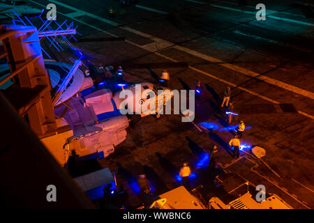 190912-N-EE 423-0006 ATLANTIK (Sept. 12, 2019) Segler bilden ein Propeller Sicherheit Kreis um eine E-2C Hawkeye, zugeordnet zu den crewtops" der Fluggesellschaft Airborne Early Warning Squadron (VAW) 123, an Bord der Flugzeugträger USS Dwight D. Eisenhower (CVN 69). Ike, mit Eingeschifft Carrier Air Wing 3, ist unterwegs durch das maßgeschneiderte Schiff Training Verfügbarkeit (Tsta) und abschließende Bewertung Problem (FEP) als Teil des grundlegenden Phase der optimierten Flotte Antwort planen. (U.S. Marine Foto von Mass Communication Specialist 3. Klasse Sophie A. Pinkham) Stockfoto