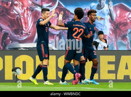 Leipzig, Deutschland. 14 Sep, 2019. Robert Lewandowski (L) von Bayern München feiert Zählen mit Serge Gnabry (C) Während der Bundesliga Fußball Match zwischen Leipzig und Bayern München in Leipzig, Deutschland, an Sept. 14, 2019. Quelle: Michael Taeger/Xinhua Quelle: Xinhua/Alamy leben Nachrichten Stockfoto