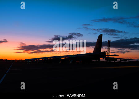 Die Sonne über eine B-52 Stratofortress an RAF Fairford, England, Sept. 13, 2019. Das Flugzeug ist die 307th Bomb Flügel zugeordnet. Die Reserve Bürger Flieger der Einheit waren an Hand Übung reichlich Streik 19 und Übung Cobra Krieger zu unterstützen. (U.S. Air Force Foto von Master Sgt. Ted Daigle) Stockfoto