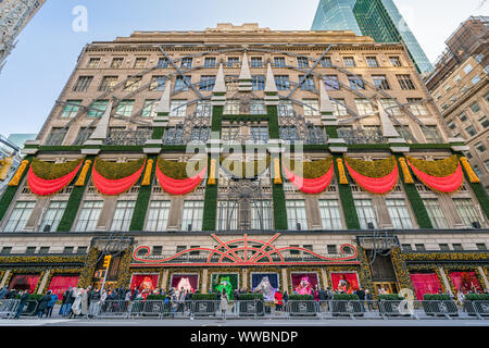 New York City, NY, USA - Dezember, 2018 - Saks Fifth Avenue, luxuriösen Kaufhäuser, Dekoration für Weihnachten Urlaub, Manhattan. Stockfoto