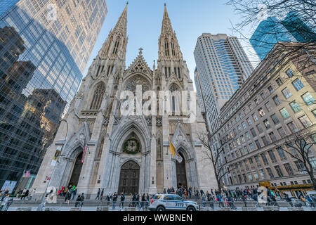 New York City, NY, USA - Dezember 25th, 2018 - Die Kathedrale von St. Patrick ist eine verzierte neugotische Stil Römisch-katholische Kathedrale Kirche in der Un Stockfoto