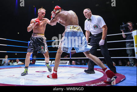 Berlin, Deutschland. 14 Sep, 2019. Boxen: WM, Superleicht, IBO, Müller (Deutschland) - Ponce (Argentinien). Rico Müller (l) gegen Jeremias Ponce. Credit: Andreas Gora/dpa/Alamy leben Nachrichten Stockfoto