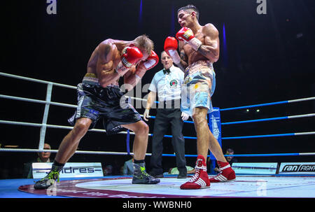 Berlin, Deutschland. 14 Sep, 2019. Boxen: WM, Superleicht, IBO, Müller (Deutschland) - Ponce (Argentinien). Rico Müller (l) gegen Jeremias Ponce. Credit: Andreas Gora/dpa/Alamy leben Nachrichten Stockfoto