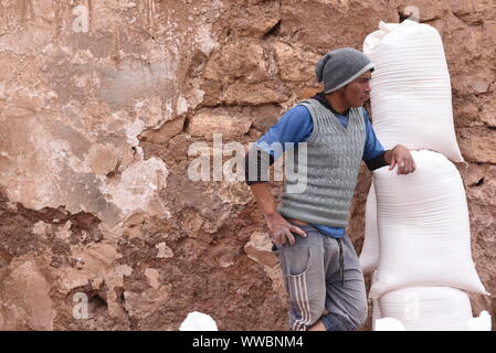 Maras, Peru. 14 Sep, 2019. Ein Arbeitnehmer ist gesehen ruhen auf Salineras de Maras. Der Salineras de Maras an den Hängen des QaqawiÃ ± ay Berg liegt auf einer Höhe von 3.380 m im urumbamba Tal, in der Nähe der Stadt von Maras. Es ist mit mehr als 3 Tausend natürlichen Salz Brunnen gemacht. Jedem der Brunnen hat eine Größe von 5 Quadratmetern. Die 3.000 Pools sind durch einen unterirdischen hypersaline Feder, die rund 110 Millionen Jahren bei der Entstehung der Anden entstanden zugeführt. Die meisten der Dorfbewohner von Maras Arbeit hier. Quelle: John milner/SOPA Images/ZUMA Draht/Alamy leben Nachrichten Stockfoto