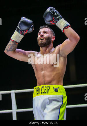 Berlin, Deutschland. 14 Sep, 2019. Boxen: EM, Mittelgewicht, IBO, Elbir (Deutschland) - Vallejo (Spanien). Sven Elbir feiert seinen Sieg. Credit: Andreas Gora/dpa/Alamy leben Nachrichten Stockfoto