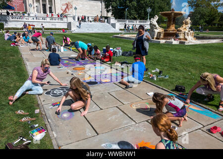 Chalk Festival im Cleveland Museum der kunst in Cleveland, Ohio im September 2019. Mitglieder der Gemeinschaft waren eingeladen, Chalk Art. erstellen Stockfoto