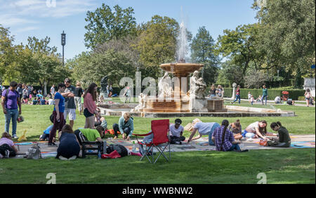 Chalk Festival im Cleveland Museum der kunst in Cleveland, Ohio im September 2019. Mitglieder der Gemeinschaft waren eingeladen, Chalk Art. erstellen Stockfoto