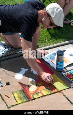 Chalk Festival im Cleveland Museum der kunst in Cleveland, Ohio im September 2019. Mitglieder der Gemeinschaft waren eingeladen, Chalk Art. erstellen Stockfoto