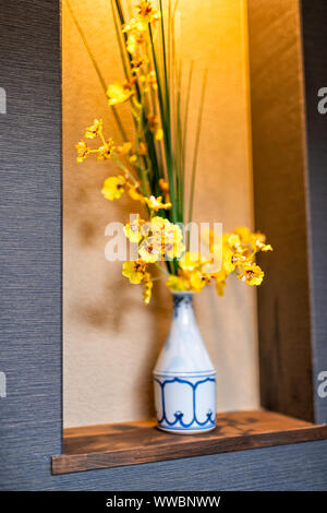 Traditionelle japanische Haus oder Ryokan mit nach Hause gelbe Blume ikebana vase Dekoration Dekor auf Holzregal in Halle Stockfoto