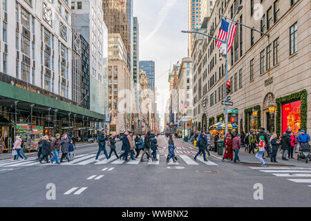 New York City, NY, USA - Dezember, 2018 - Straßen von Manhattan, Menschen zu Fuß und über die Straße an der West 58th mit Fifth Avenue, in der Nähe von Grand Armee Stockfoto