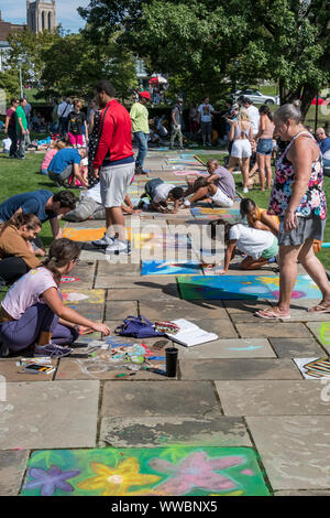 Chalk Festival im Cleveland Museum der kunst in Cleveland, Ohio im September 2019. Mitglieder der Gemeinschaft waren eingeladen, Chalk Art. erstellen Stockfoto