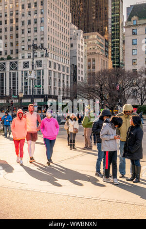 New York City, NY, USA - Dezember, 2018 - Sonniger Tag mit Touristen und die Straße Bilder aufnehmen und Wandern im Grand Army Plaza, Manhattan. Stockfoto