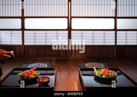 Fotografin unter Foto in der traditionellen japanischen Haus oder Ryokan restaurant Zimmer Stäbchen, zwei grüne Salat Salat Teller am Tisch mit sh Stockfoto