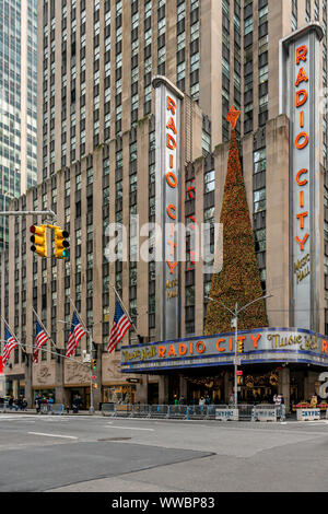 New York, NY, USA - Dezember, 2018 - Radio City Music Hall mit einem riesigen bunten Weihnachtsbaum für Ferien eingerichtet. Stockfoto