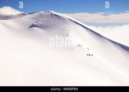 Im Winter wandern Tongariro Crossing, Neuseeland, dem großen Spaziergang Stockfoto