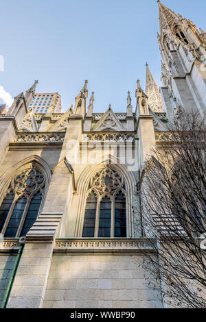 New York City, NY, USA - Dezember 25th, 2018 - Die Kathedrale von St. Patrick ist eine verzierte neugotische Stil Römisch-katholische Kathedrale Kirche in der Un Stockfoto