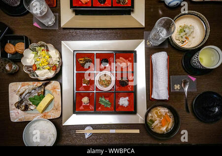 Traditionelles japanisches Frühstück in einem Ryokan, kaiseki Stil, Yamanashi, Japan Stockfoto