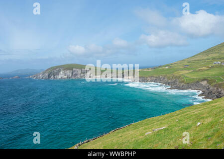 Ein Blick auf die Dun Mor und eine Blascaod Mor von ceanne Sleibhe auf der Halbinsel Dingle in der Grafschaft Kerry, Irland. Stockfoto