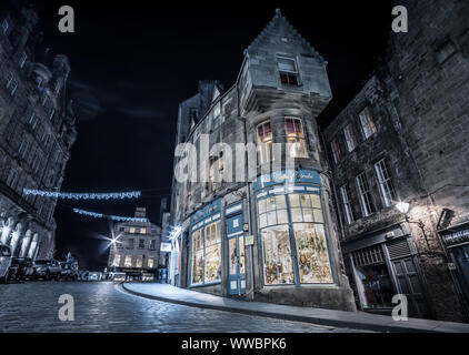 Nacht Blick auf die Gebäude in Cockburn Street in Edinburgh, Schottland Stockfoto