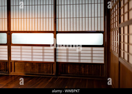 Traditionelle Japanische machiya House Home oder Ryokan restaurant Zimmer mit Schiebetür Papier Türen und natürliches, weiches Licht in Japan Stockfoto