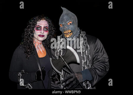 Salem, Massachusetts, USA 10/31/2015. Mann und Frau Gesicht Make-up und Maske auf einem dunklen Halloween Nacht. Nur redaktionelle Verwendung Stockfoto