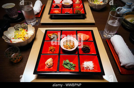 Traditionelles japanisches Frühstück in einem Ryokan, kaiseki Stil, Yamanashi, Japan Stockfoto