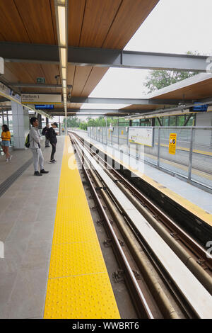 Die Menschen warten auf eine Plattform für den Skytrain, Vancouver, B.C., Kanada. Juni 15, 2019 Stockfoto