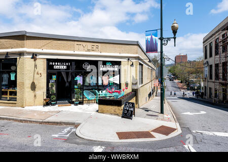 Asheville, USA - 19. April 2018: Zeichen für Moonlight Entscheidungsträger pop up Hauptsitz Geschenk markt Store oder Shop mit Tyler Text draußen auf der Straße im Norden von C Stockfoto