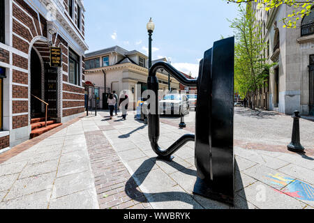 Asheville, USA - 19. April 2018: Asheville Eisen Skulptur an der Wall Street Shopping Mall mit Menschen zu Fuß Stockfoto